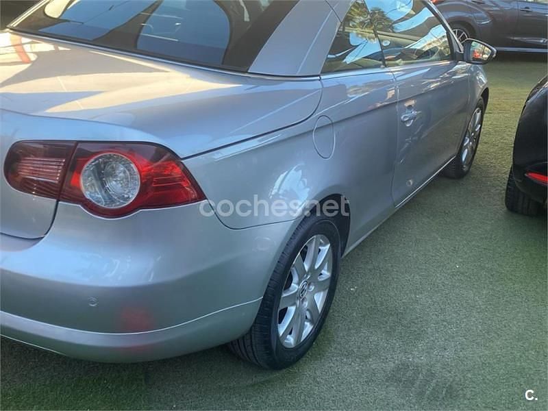 Usado VW Eos 140 CV (102 kW) 2008 Gris / plata Descapotable