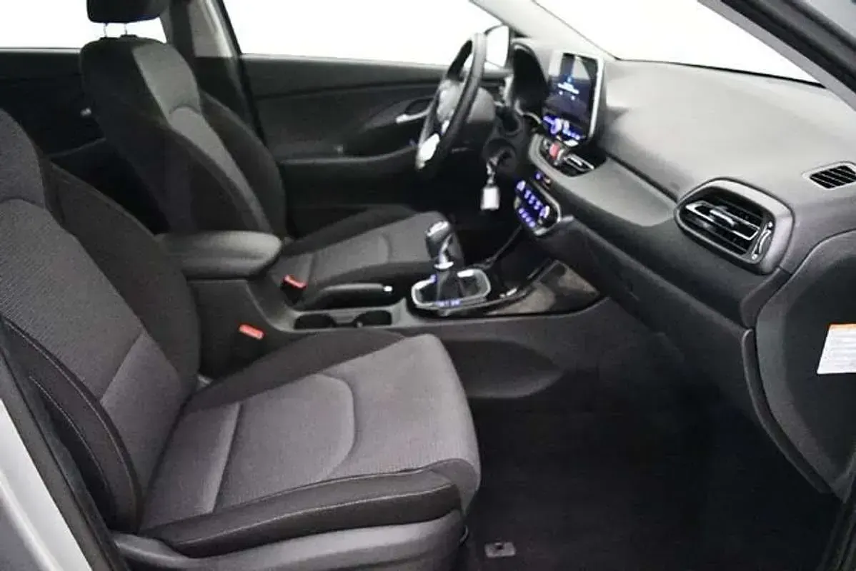 Usado Hyundai i30 101 CV (74 kW) 2025 Plateado Utilitario