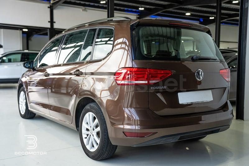 Usado VW Touran Advance 115 CV (84 kW) 2017 Marrón Monovolumen