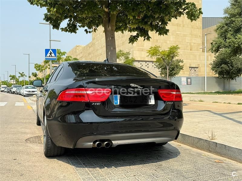 Usado Jaguar XE R-Sport 180 CV (132 kW) 2016 Negro Berlina