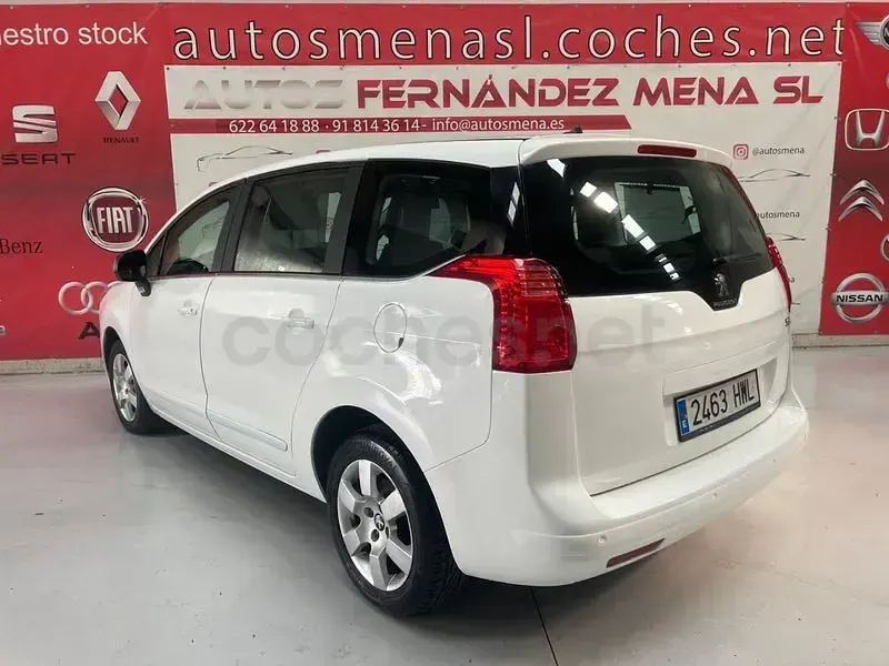 Usado Peugeot 5008 Active 120 CV (88 kW) 2014 Blanco Monovolumen