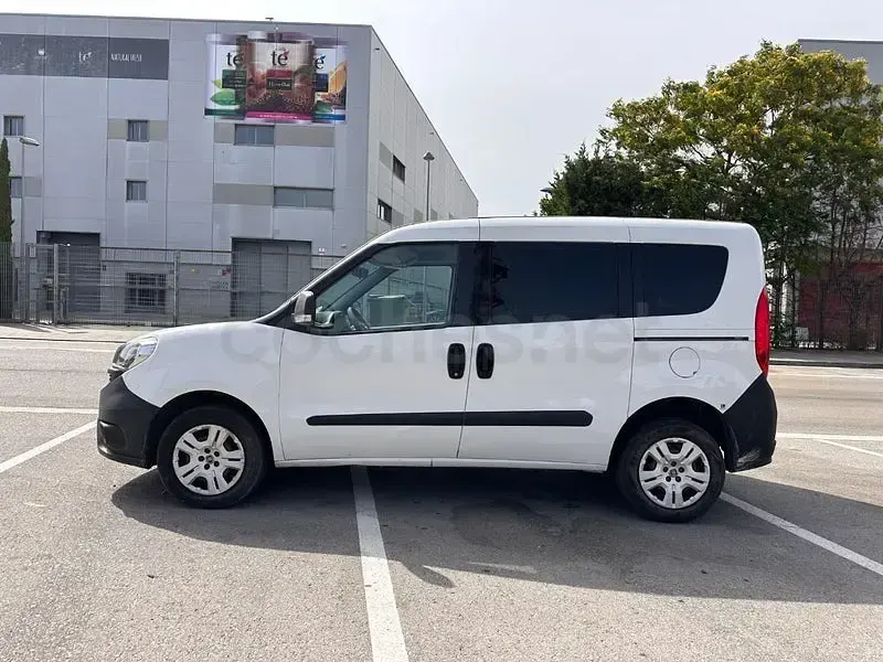 Usado Fiat Doblò Easy 105 CV (77 kW) 2016 Blanco Monovolumen