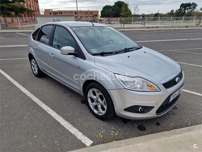Usado Ford Focus Trend 109 CV (80 kW) 2008 Gris / plata Berlina