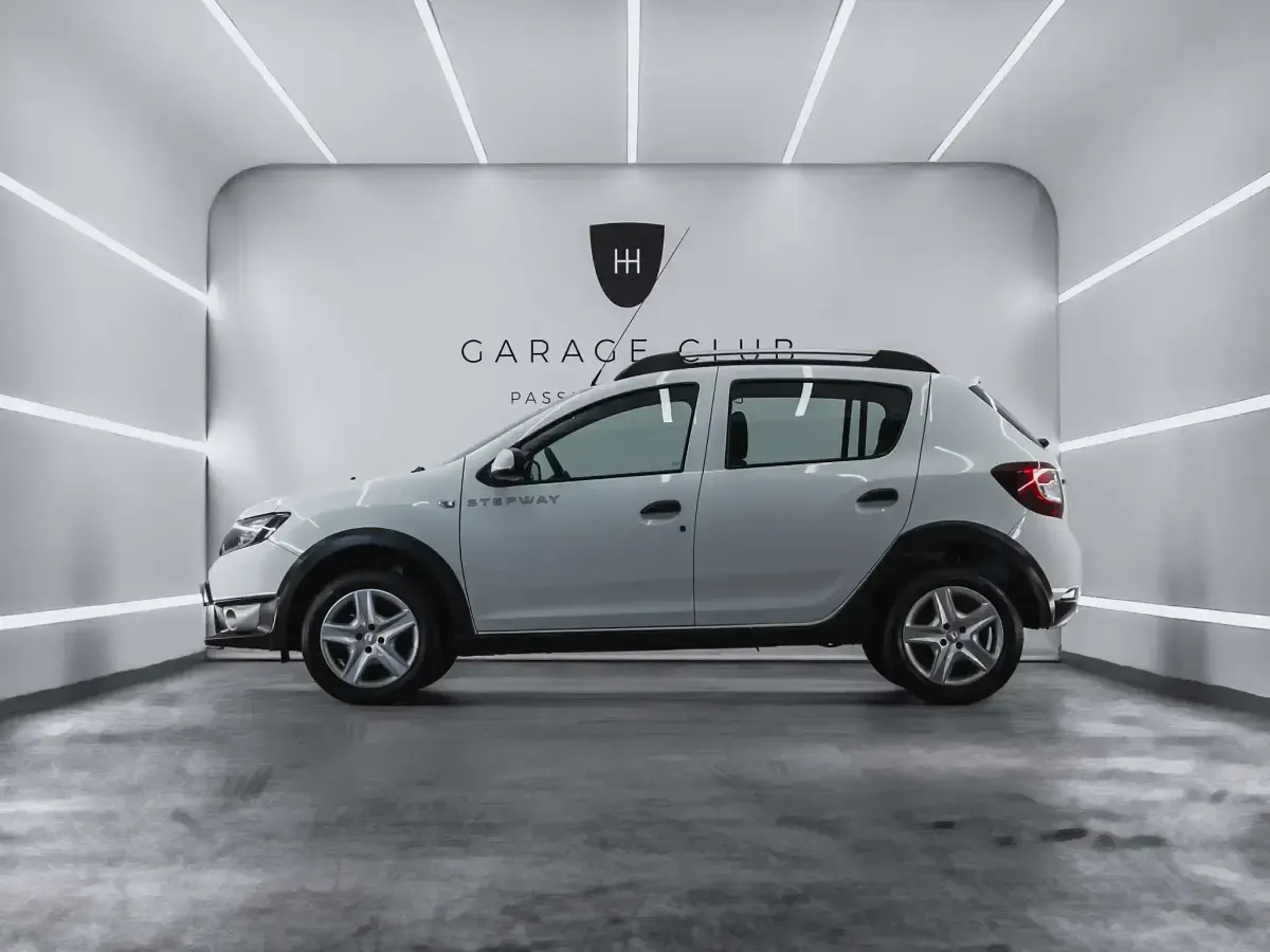 Käytetty Dacia Sandero Stepway 90 HP (66 kW) 2015 Valkoinen Sedan