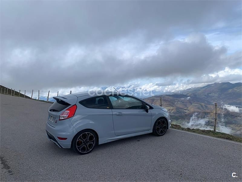 Usado Ford Fiesta ST 200 CV (147 kW) 2016 Gris / plata Berlina