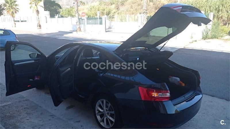 Usado Skoda Superb 150 CV (110 kW) 2017 Negro Berlina