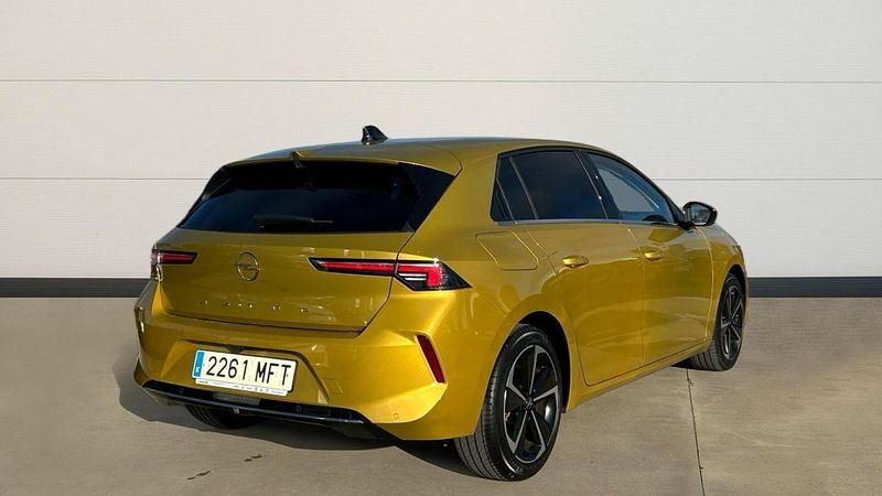 Usado Opel Astra Elegance 130 CV (95 kW) 2023 Amarillo Berlina