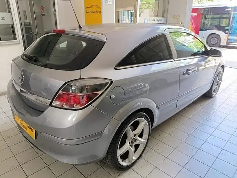Usado Opel Astra GTC Sport 170 CV (125 kW) 2005 Gris / plata Berlina
