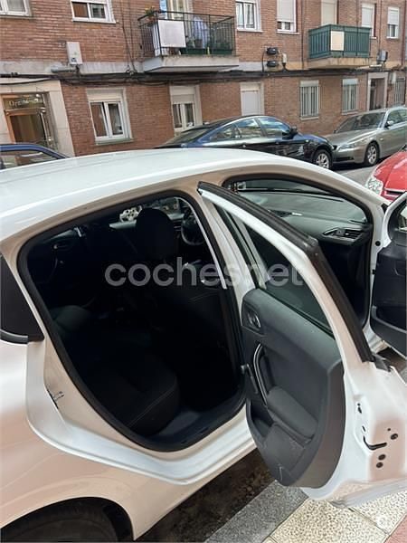 Usado Peugeot 208 Style 100 CV (73 kW) 2017 Blanco Utilitario