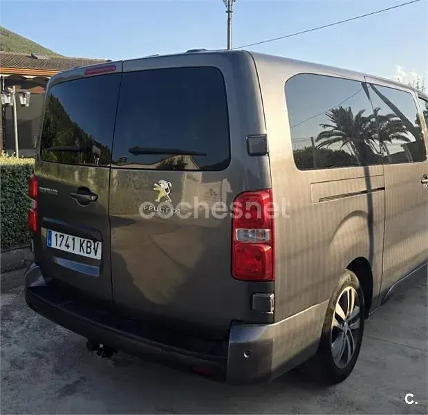 Usado Peugeot Traveller Allure 115 CV (84 kW) 2017 Gris / plata Monovolumen