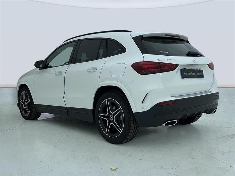 Usado Mercedes GLA200 150 CV (110 kW) 2025 Blanco polar SUV