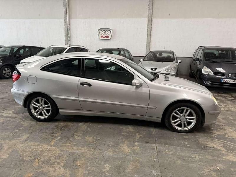 Usado Mercedes C220 143 CV (105 kW) 2002 Plateado Coupe