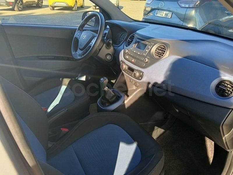 Usado Hyundai i10 66 CV (48 kW) 2015 Gris / plata Utilitario