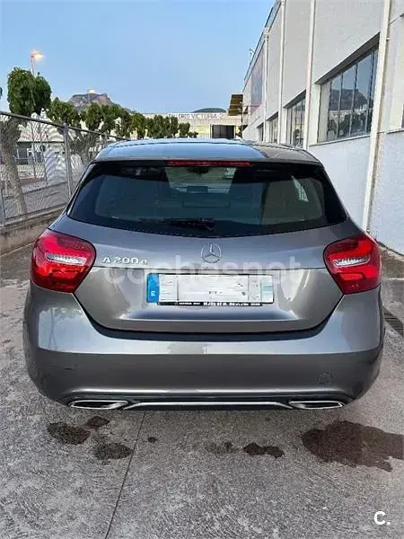 Usado Mercedes A200 Urban 136 CV (100 kW) 2017 Gris / plata Berlina