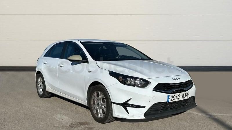 Usado Kia Ceed 136 CV (100 kW) 2023 Blanco Utilitario