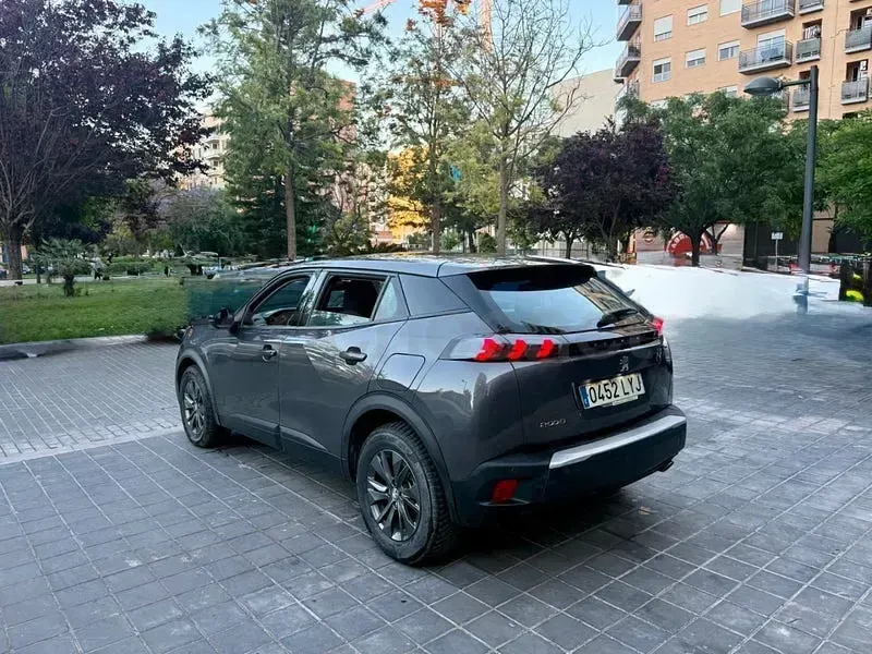 Usado Peugeot 2008 Active 110 CV (80 kW) 2022 Gris / plata SUV