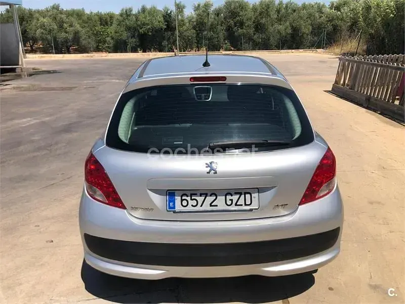 Usado Peugeot 207 70 CV (51 kW) 2010 Gris / plata Berlina
