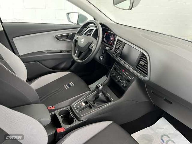 Usado Seat Leon Style 131 CV (96 kW) 2019 Plateado Utilitario