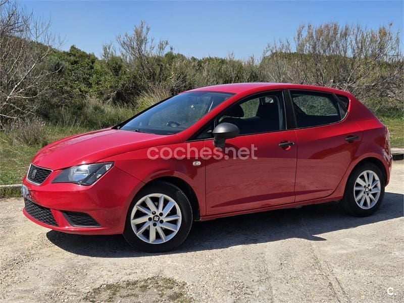 Usado Seat Ibiza Reference 90 CV (66 kW) 2015 Rojo Berlina