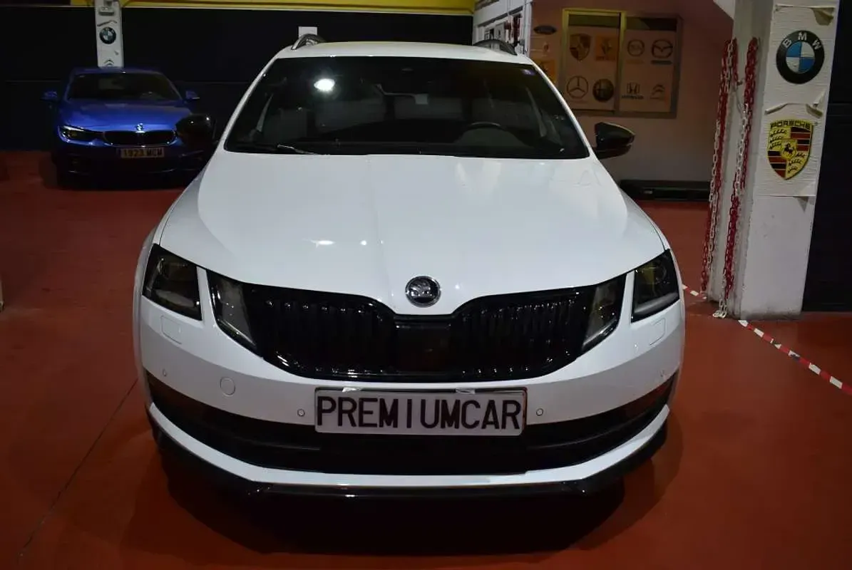 Usado Skoda Octavia Style 150 CV (110 kW) 2020 Blanco Familiar