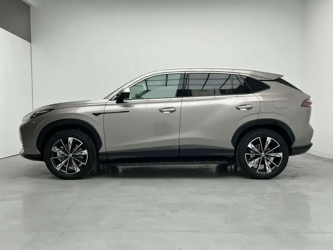 Usado MG HS Luxury 272 CV (200 kW) 2025 Plata silver sil SUV