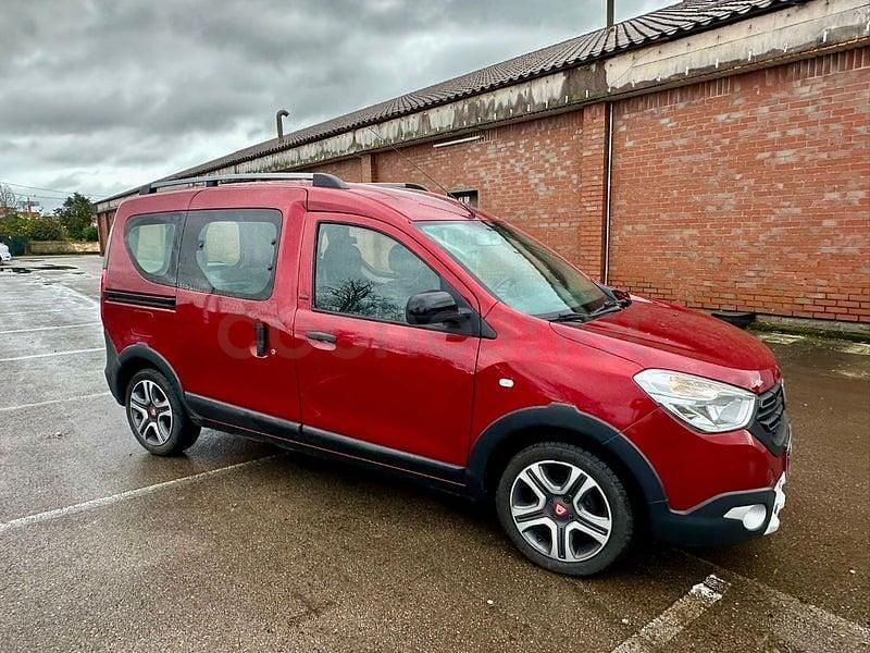 Usado Dacia Dokker Essentiel 95 CV (69 kW) 2019 Granate Monovolumen