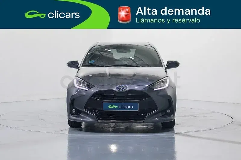 Usado Toyota Yaris Hybrid Style 116 CV (85 kW) 2022 Gris / plata Berlina