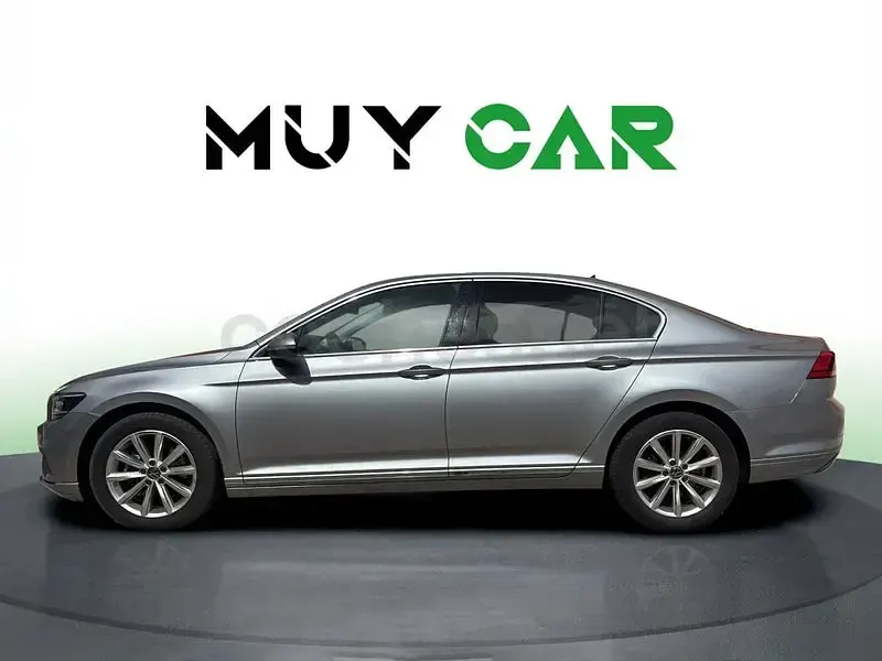 Usado VW Passat Executive 122 CV (89 kW) 2022 Gris / plata Familiar