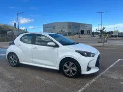 Azul Usado 2024 Toyota Yaris Hybrid Active Berlina | 20.900 € (Precio justo)