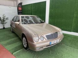Marrón Usado 2001 Mercedes E200 Elegance Berlina | 3995 €