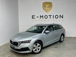 Gris / plata Usado 2022 Skoda Octavia Ambition Familiar | 17.900 € (Precio justo)