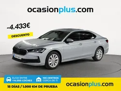 Gris Nuevo 2025 Skoda Superb Essence Berlina | 33.990 € (Precio justo)