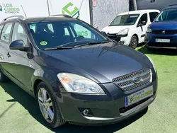 Gris Usado 2008 Kia Carens Monovolumen | 5599 € (Precio justo)