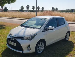 Blanco Usado 2015 Toyota Yaris Hybrid City Berlina | 9999 € (Super precio)