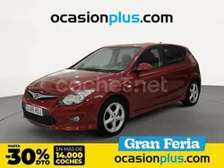 Rojo Usado 2011 Hyundai i30 Comfort Berlina | 6700 € (Precio justo)