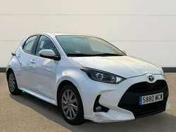 Blanco Usado 2022 Toyota Yaris Hybrid Active Berlina | 19.700 € (Precio justo)