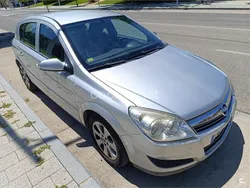 Gris / plata Usado 2008 Opel Astra Enjoy Berlina | 3900 € (Buen precio)
