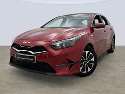 Rojo Usado 2025 Kia Ceed Berlina | 21.395 € (Precio justo)