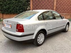 Gris / plata Usado 2000 VW Passat Trendline Berlina | 3990 €