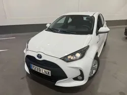Blanco Usado 2021 Toyota Yaris Hybrid Active Utilitario | 16.400 € (Precio justo)