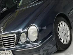 Azul Usado 2001 Mercedes E200 Elegance Berlina | 4000 €