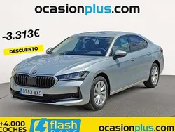 Plateado Nuevo 2025 Skoda Superb Essence Berlina | 29.991 € (Buen precio)