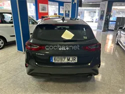 Gris / plata Usado 2023 Kia Ceed Style Berlina | 20.900 €
