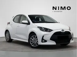 Blanco Usado 2023 Toyota Yaris Hybrid Active Berlina | 22.100 € (Precio justo)