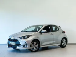 Gris Usado 2024 Toyota Yaris Hybrid Active Berlina | 23.700 € (Precio justo)