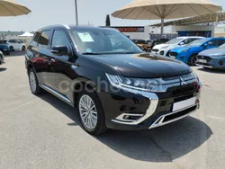 Negro Usado 2019 Mitsubishi Outlander P-HEV SUV | 23.990 € (Un poco caro)