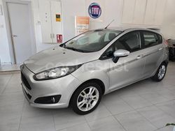 Gris / plata Usado 2016 Ford Fiesta Trend Berlina | 7800 €