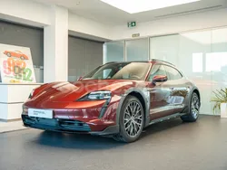 Cereza metalizado Usado 2023 Porsche Taycan Cross Turismo Berlina | 85.000 € (Super precio)