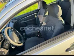 Gris / plata Usado 2001 Ford Focus Trend Berlina | 1250 € (Buen precio)