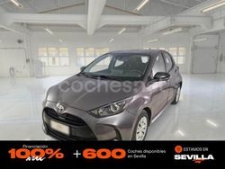 Gris / plata Usado 2021 Toyota Yaris Hybrid Business Edition Berlina | 15.850 € (Buen precio)